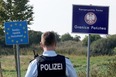 Un policier allemand à la frontière germano-polonaise, symbolisant les tensions liées au projet pétrolier.