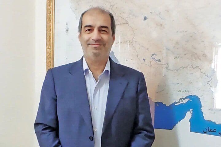 Un responsable iranien devant une carte, symbolisant la gestion des ressources en eau du Zayandeh Rood.