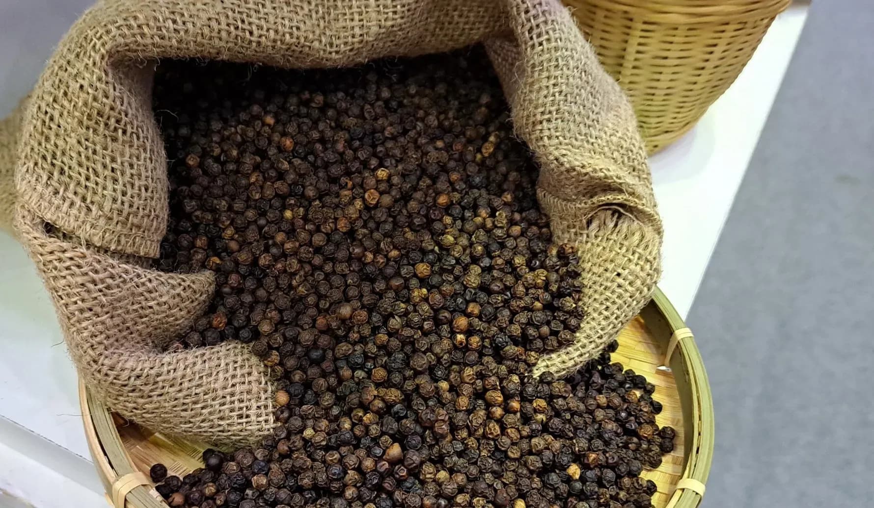 Un sac de jute rempli de poivre noir, illustrant les volumes échangés sur le marché vietnamien du poivre.