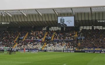 Un stade de football rempli de spectateurs pendant un match.