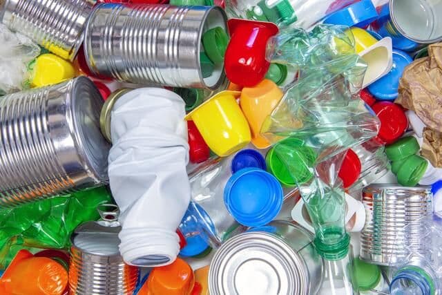 Un tas de déchets d'emballages, évoquant les problèmes d'hygiène et de gestion des déchets dans la boulangerie de Linz.