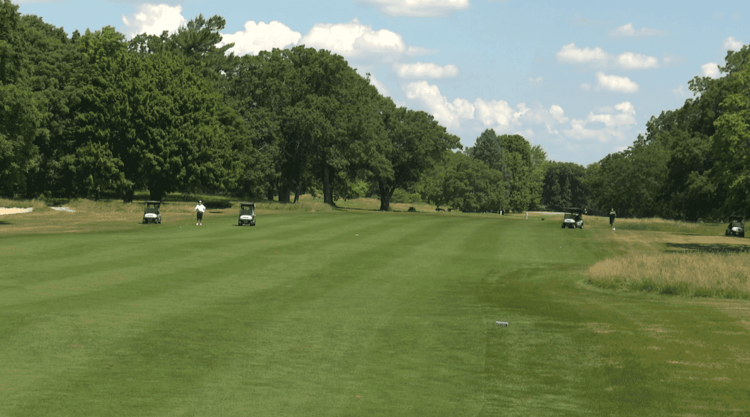 Un terrain de golf verdoyant sous un ciel ensoleillé, évoquant l'influence positive de la météo sur l'humeur et les activités.