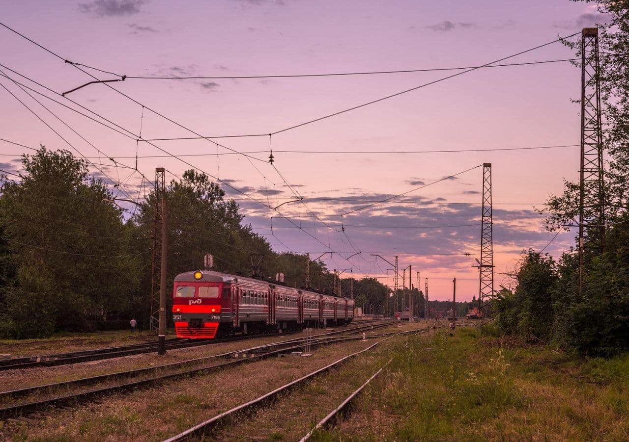 Un train traversant un paysage au coucher du soleil, symbolisant l'évolution du climat de Voronej à travers le temps.