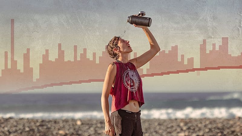 Una persona refrescándose con agua, con un gráfico de temperaturas ascendentes y la pregunta sobre un verano extremo en España.