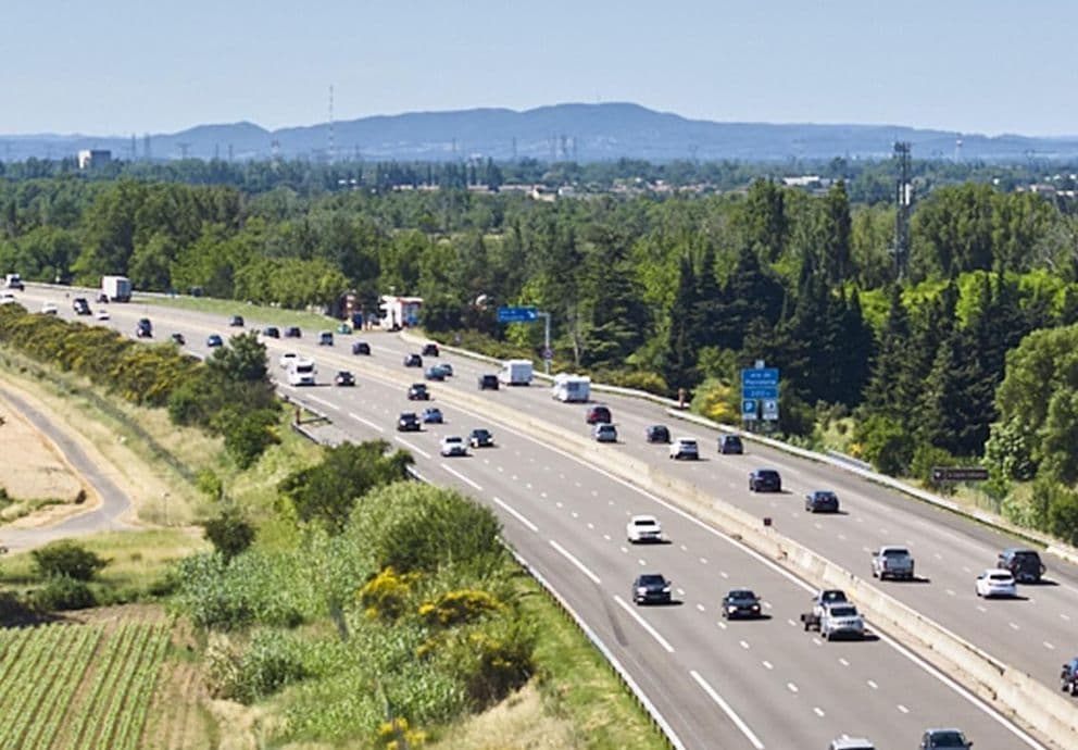 Une autoroute française avec un trafic modéré, représentant le grand chassé-croisé estival.