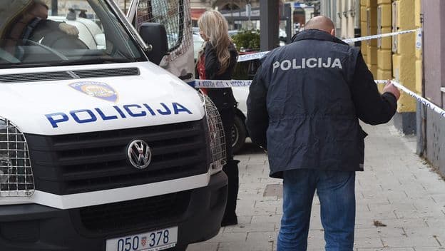 Une camionnette de police et un agent, illustrant l'enquête et les procédures judiciaires coûteuses.