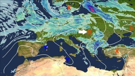 Une carte météorologique affichant les systèmes de pression et les précipitations au-dessus de la Grèce, illustrant le bulletin d'urgence de l'EMY.