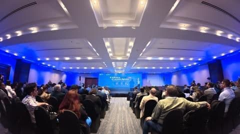 Une conférence ou une réunion, symbolisant la biovigilance collective et la collaboration nécessaire contre les menaces sanitaires en Amérique du Nord.