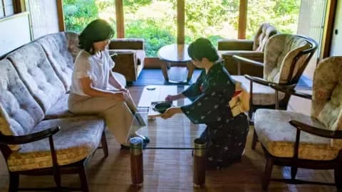 Une cérémonie de thé japonaise traditionnelle, illustrant l'art millénaire de la préparation du matcha.