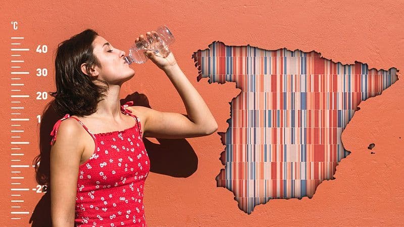Une femme buvant de l'eau devant une carte de l'Espagne aux couleurs de températures, illustrant les paradoxes de l'été espagnol entre chaleur et fraîcheur.