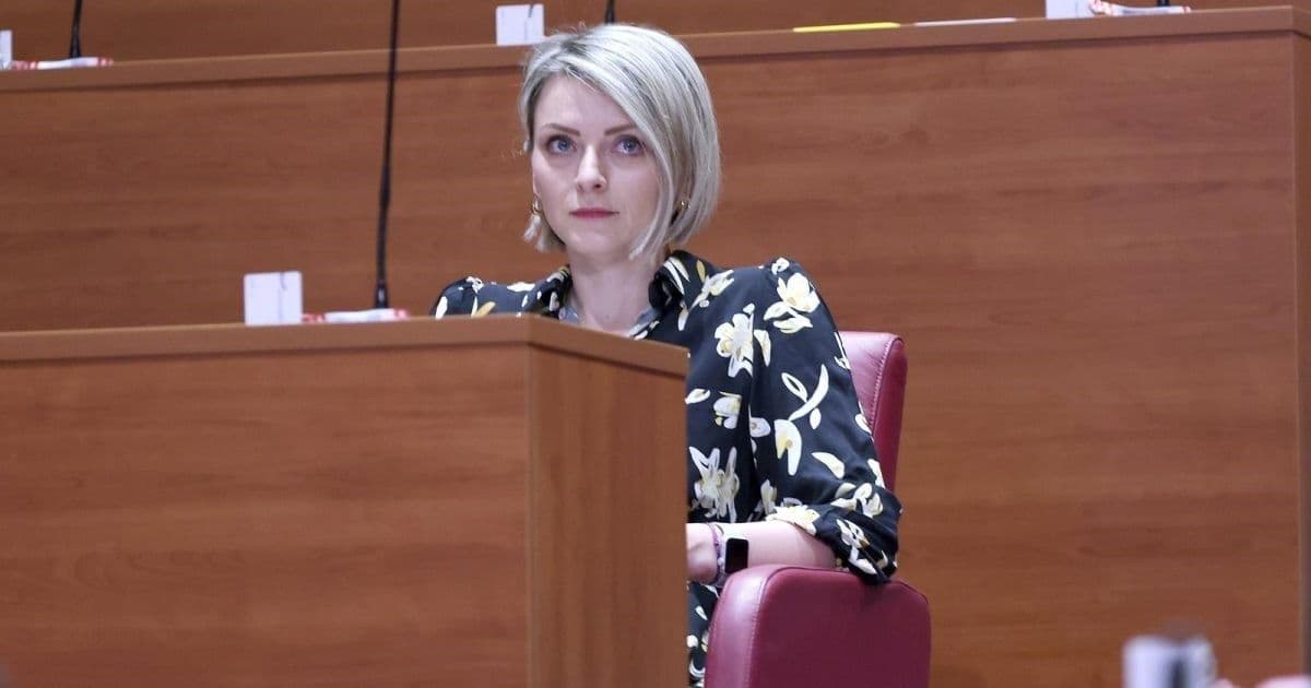 Une femme politique du SDP critiquant les mesures gouvernementales et leurs conséquences sur l'élevage porcin et la production de Kulen en Baranja.