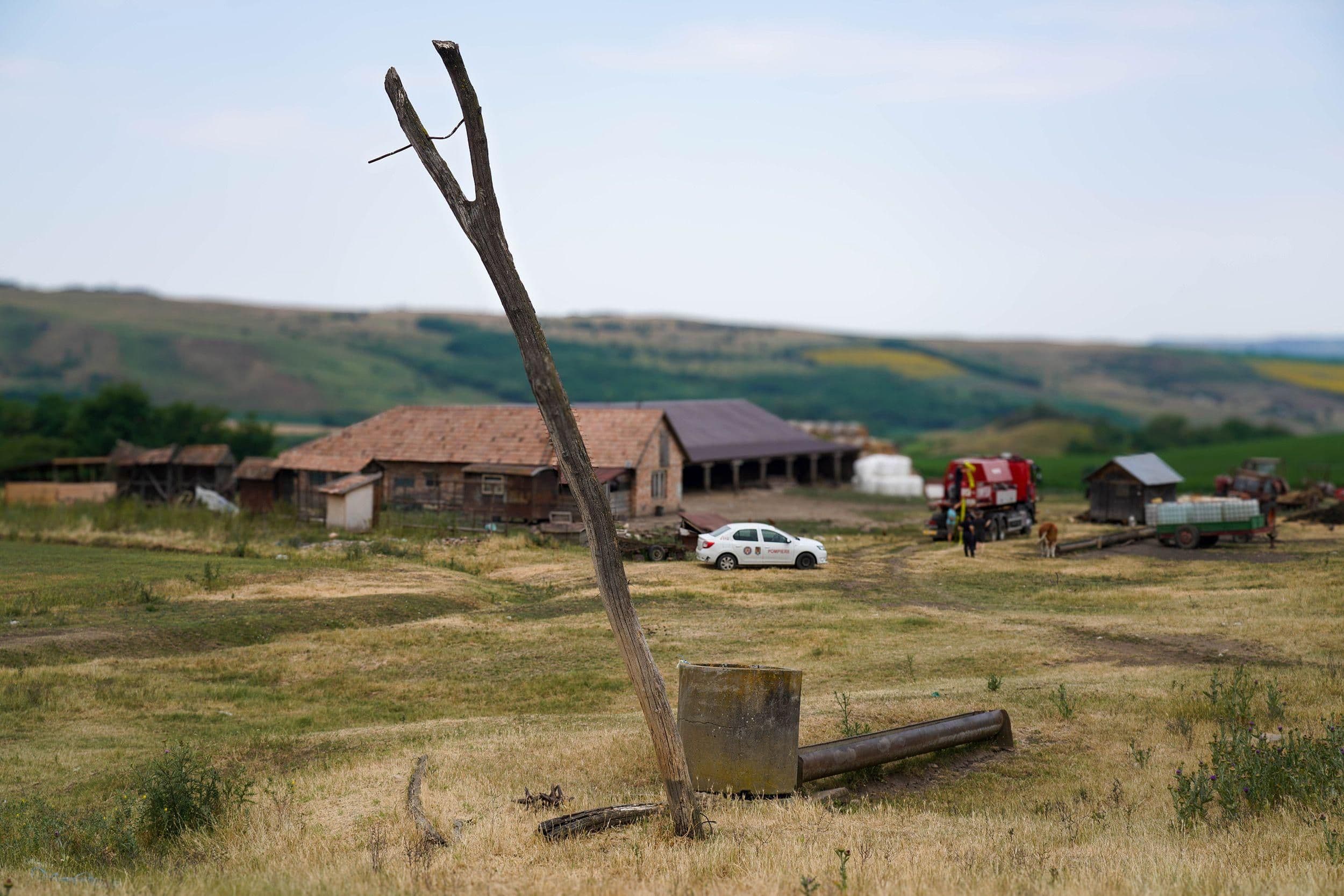 Une ferme à Seuca-Gănești avec un puits asséché, illustrant la pénurie d'eau et l'impact économique sur l'agriculture.