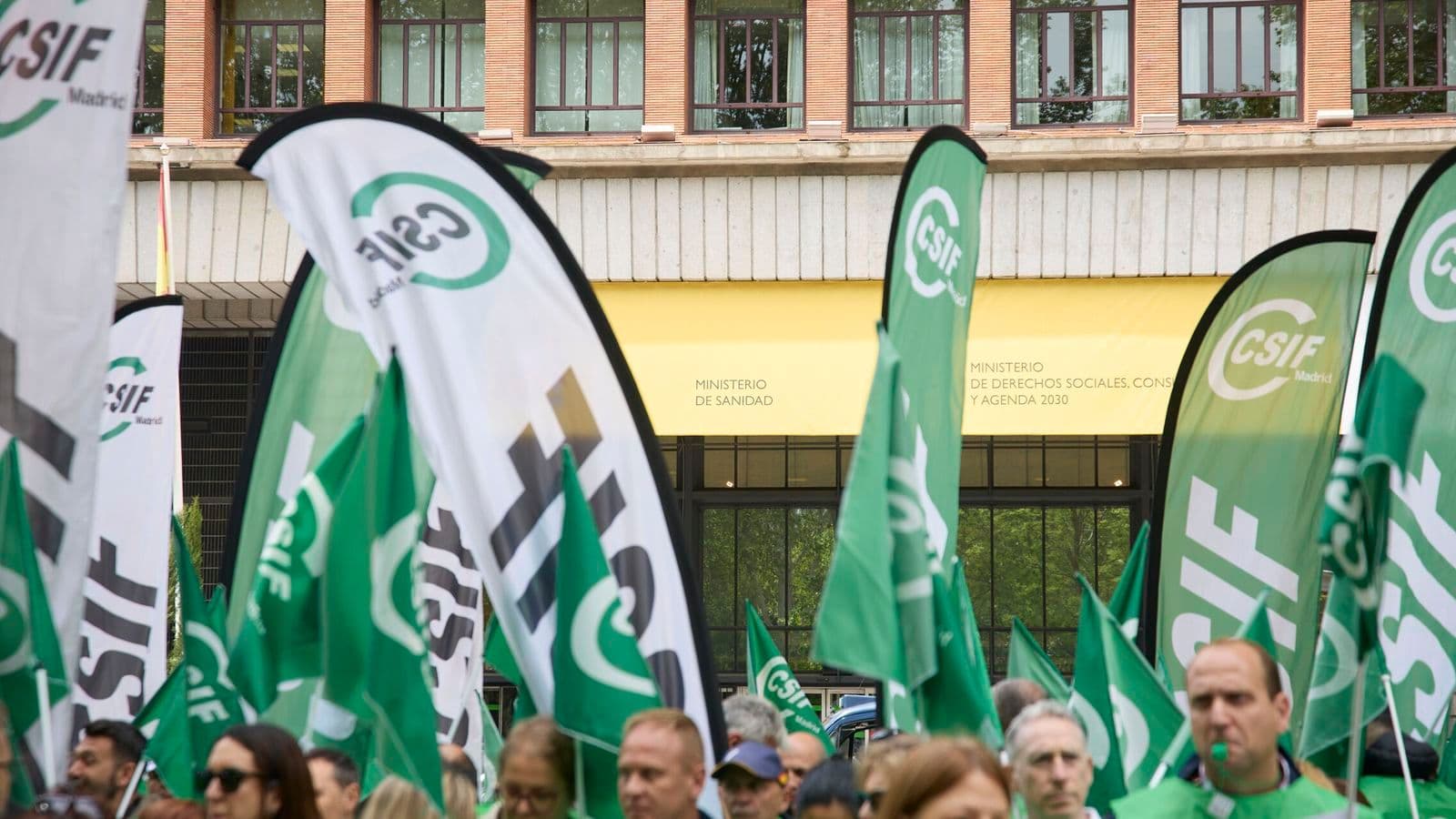 Une foule de manifestants avec des drapeaux syndicaux, symbolisant les revendications salariales et les négociations liées à l'IPC.