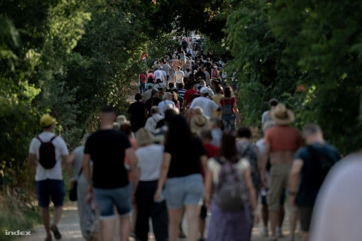 Une longue file de manifestants marchant vers le site de la protestation à Hatvanpuszta.