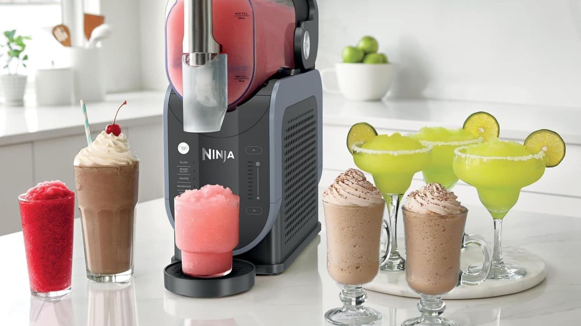 Une machine à boissons glacées et des verres de boissons variées, représentant la diversité des produits pour les consommateurs.