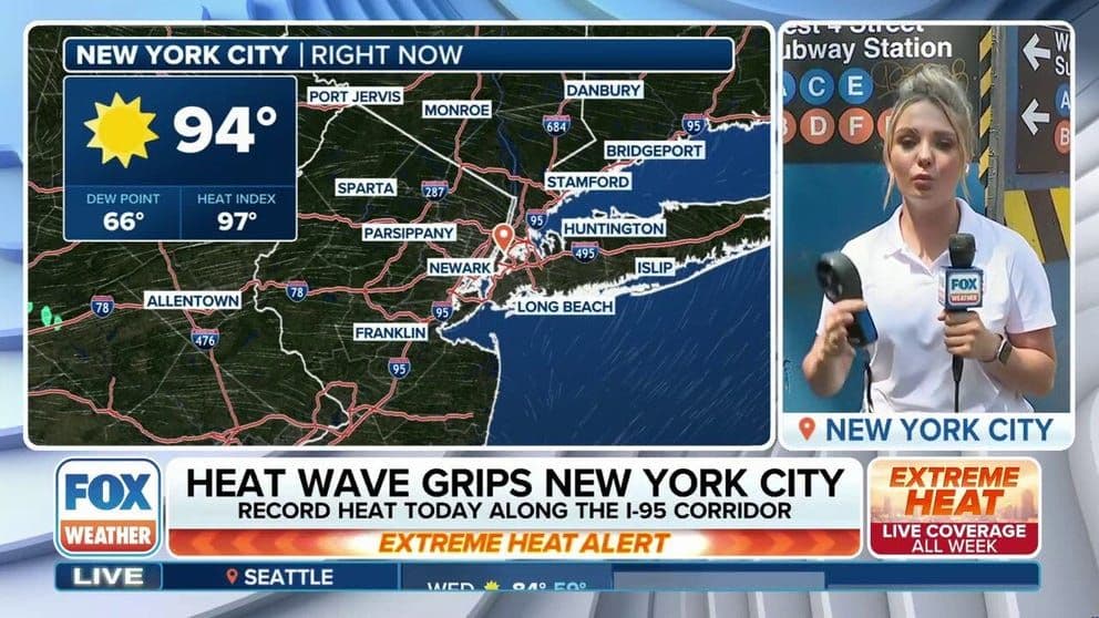 Une météorologue de FOX Weather à New York avec une carte des indices de chaleur, illustrant l'impact de la canicule et les pannes de courant affectant les transports.