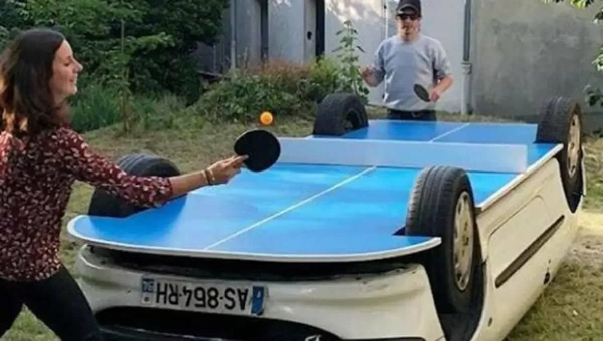 Une partie de ping-pong jouée sur une voiture renversée, illustrant la redéfinition non conventionnelle des normes et du mérite en diplomatie.