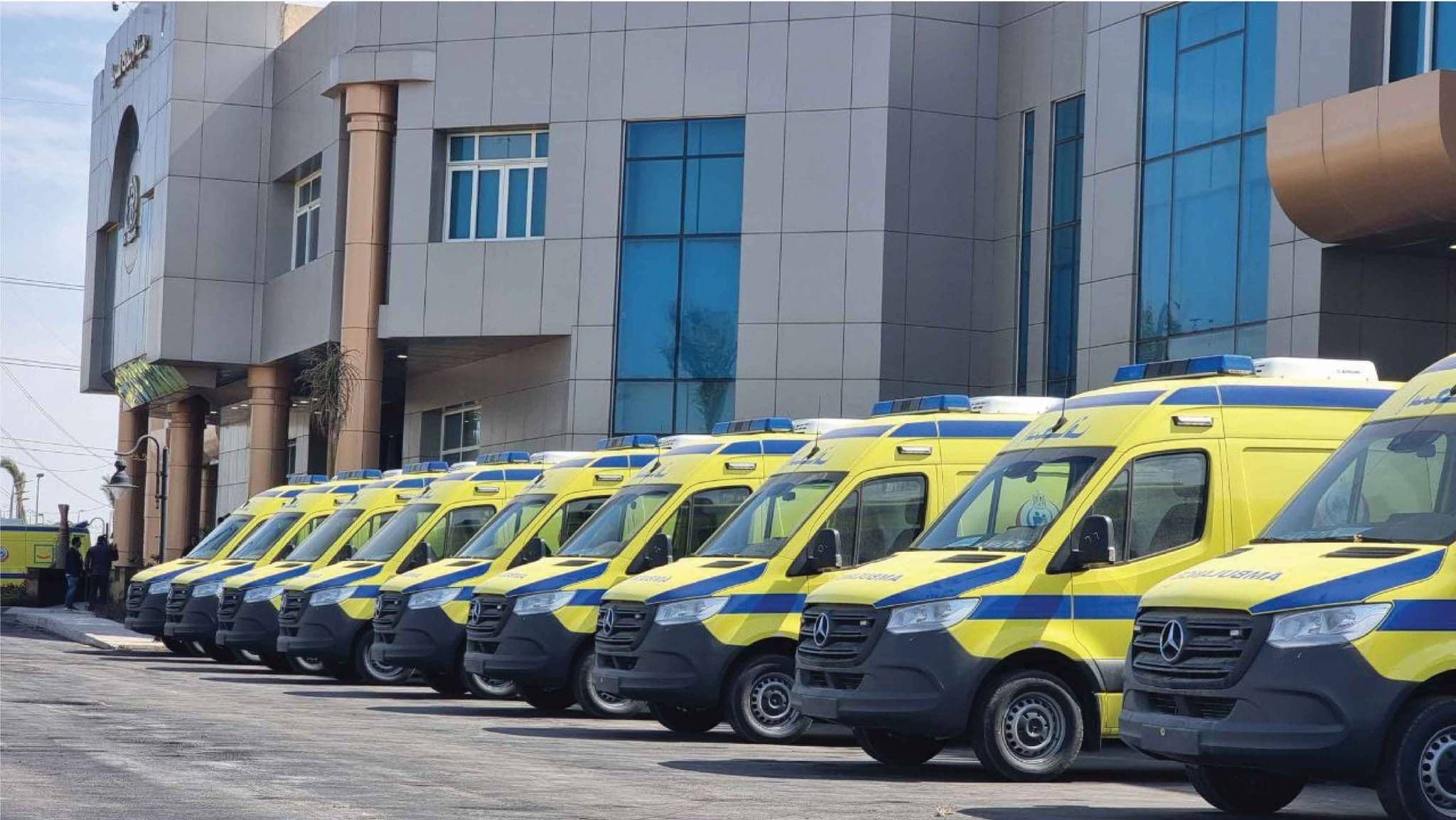 Une rangée d'ambulances garées devant un bâtiment, symbolisant la pression accrue sur les systèmes de santé due aux vagues de chaleur.