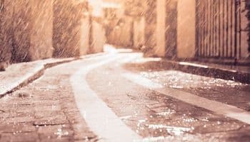 Une rue mouillée par la pluie, illustrant l'impact quotidien des prévisions météo sur nos déplacements.