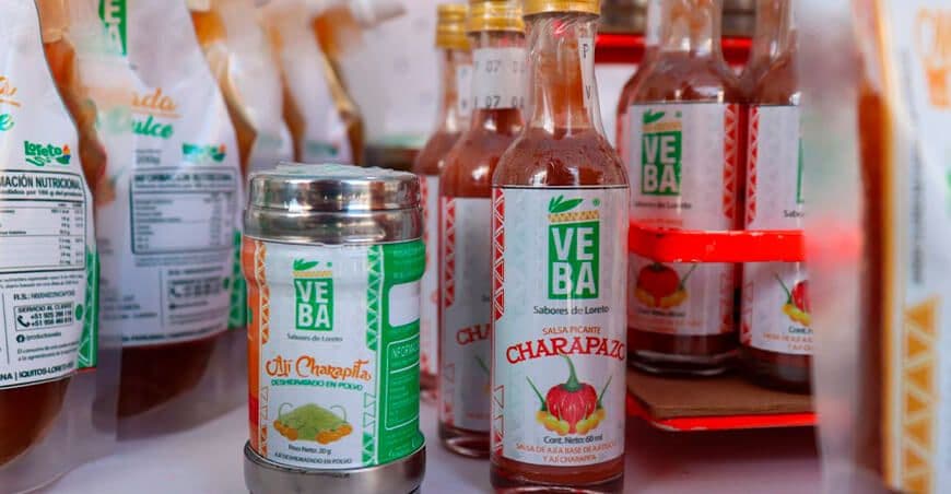 Une sélection de produits alimentaires péruviens innovants, incluant des sauces épicées et des poudres d'assaisonnement, présentés pour Expoalimentaria 2025.
