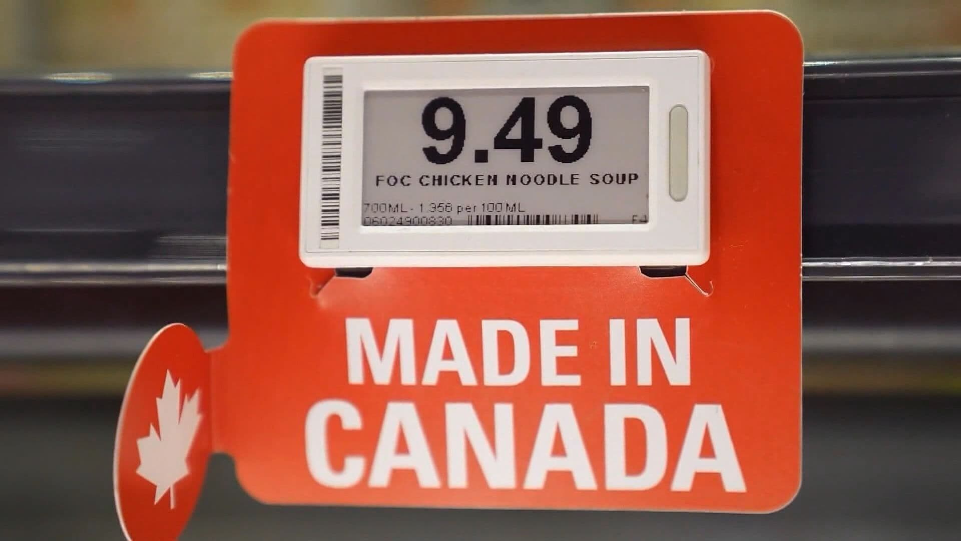Une étiquette de prix 'Fabriqué au Canada' dans un magasin, symbolisant le soutien aux entreprises locales.