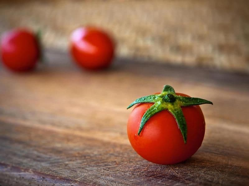 Une tomate fraîche, représentant les aliments potentiellement contaminés par des micro-organismes.