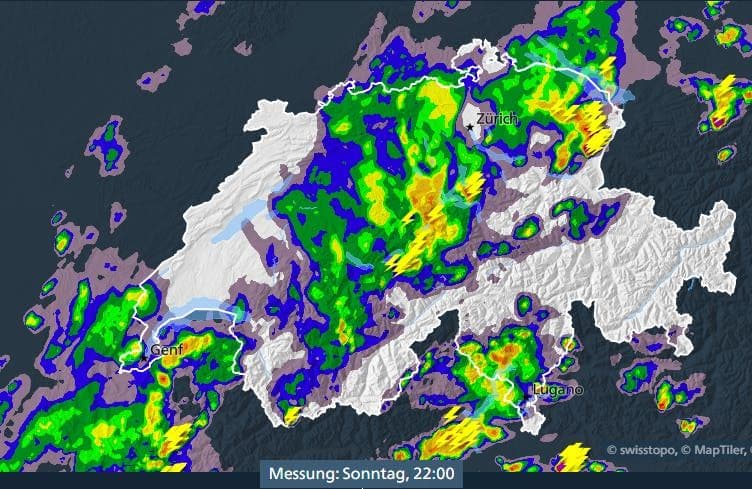 Une voiture bloquée dans un passage souterrain inondé par de fortes pluies en Suisse.