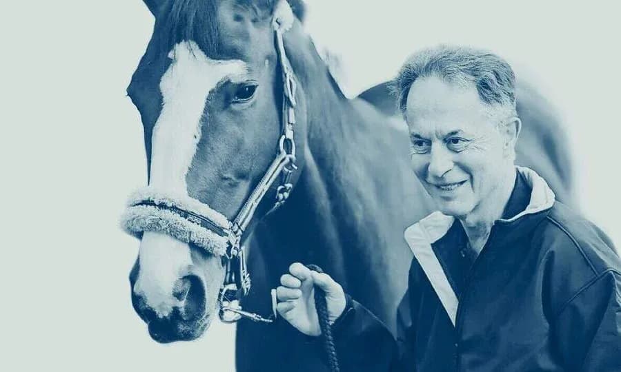 Urs Bühler, l'ingénieur-visionnaire, souriant aux côtés d'un cheval, illustrant sa dimension humaine et ses passions personnelles.