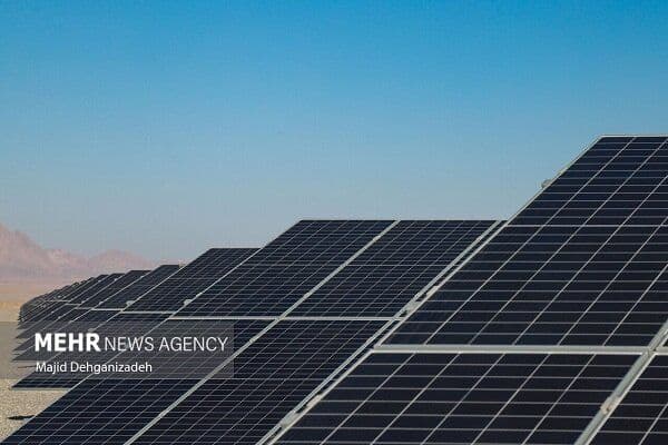 Vastes champs de panneaux solaires sous un ciel clair, symbolisant la promesse d'un avenir énergétique durable pour Golestan.