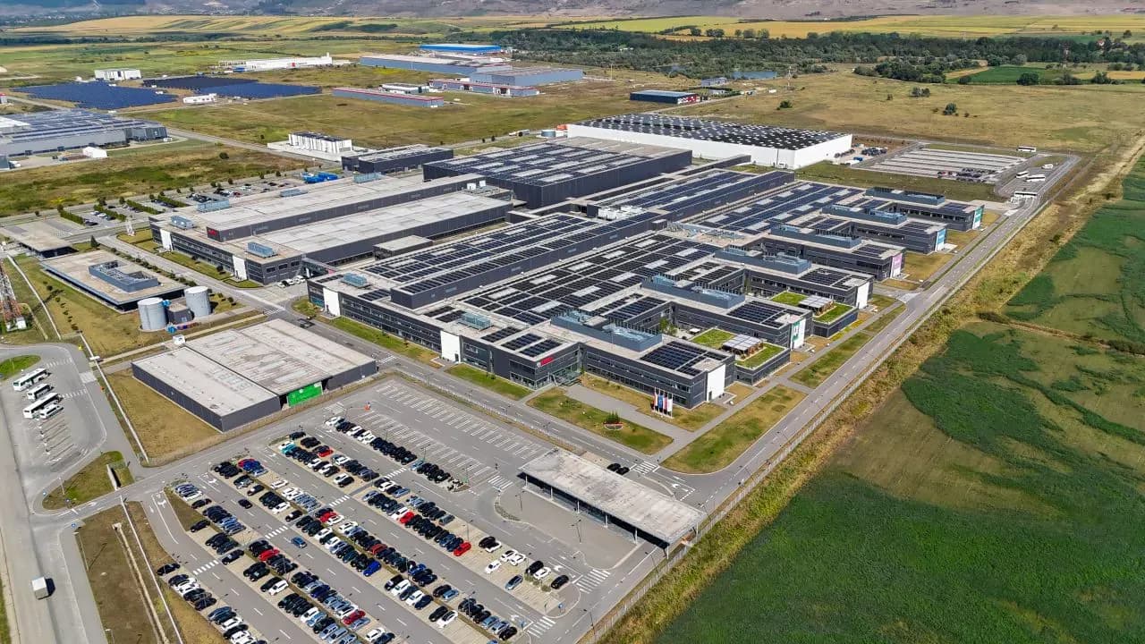 Vedere aeriană a unei fabrici moderne din Cluj, reprezentând facilitățile de producție Napolact.