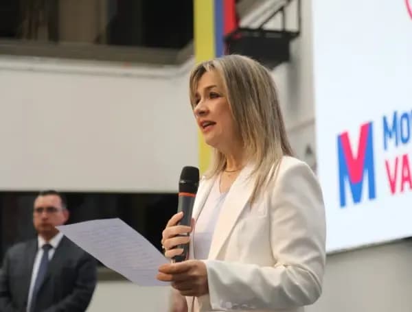 Vicky Dávila s'exprimant en public, représentant les attentes d'intégrité face à la carrière politique.