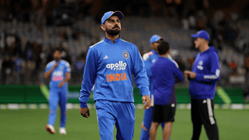 Virat Kohli, joueur indien, sur le terrain, représentant le contexte de la tournée en Inde d'Edwards.