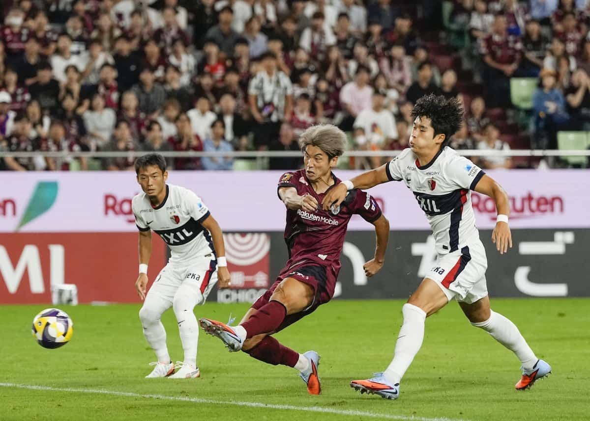 Vissel Kobe player Osako attempts a shot against Kashima Antlers in a crucial J1 League match.