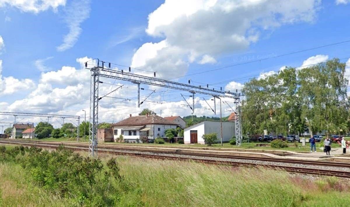 Voies ferrées et bâtiments de la gare d'Oriovac, où un accident mortel s'est produit.