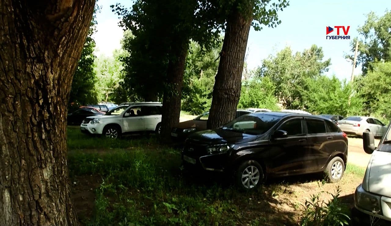 Voitures garées sous des arbres, représentant la nécessité de protéger les véhicules et les biens extérieurs face aux intempéries à Voronezh.