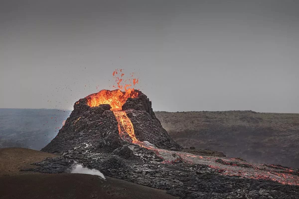 Volcan Klyuchevskaya Sopka en éruption, lieu du décès d'Igor Kan au Kamtchatka.