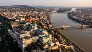 Vue aérienne de Budapest avec le Danube et ses ponts, représentant le paysage économique hongrois.