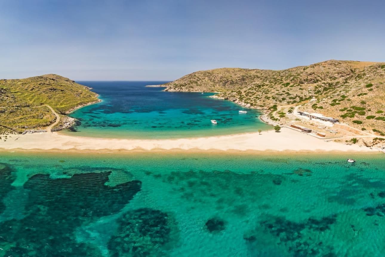 Vue aérienne de la plage de Kolona à Kythnos, une bande de sable unique formant deux plages aux eaux turquoise.