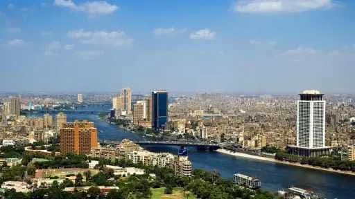 Vue aérienne du Caire et du Nil, illustrant les températures élevées dans les zones urbaines d'Égypte.