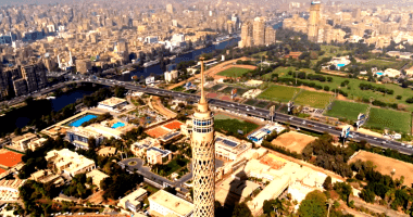Vue aérienne du Caire sous un soleil intense, illustrant la vague de chaleur persistante.