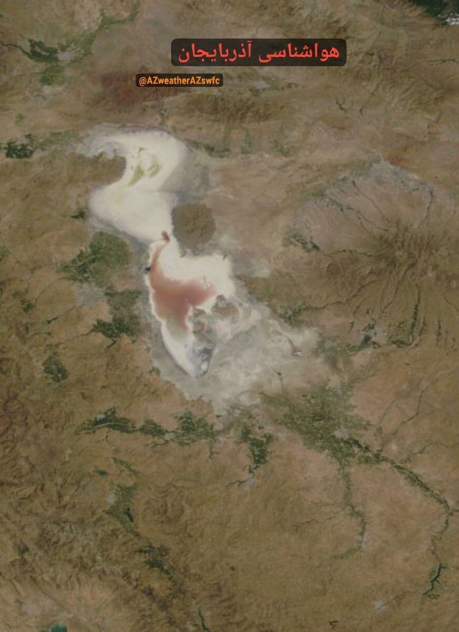 Vue aérienne du lac d'Ourmia asséché, montrant des étendues de sel et des zones rougeâtres, symbole de la catastrophe écologique.