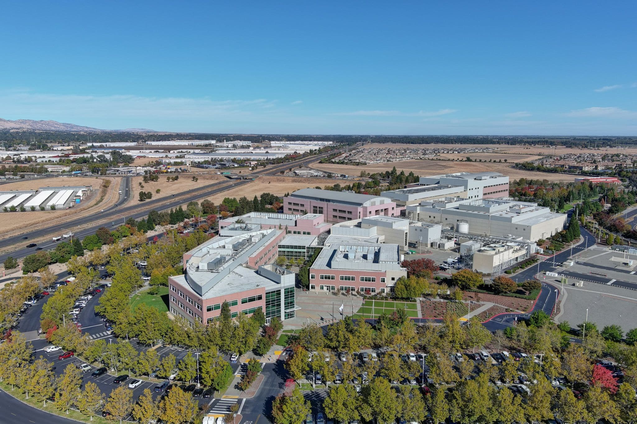 Vue aérienne d'un grand complexe de bureaux, illustrant la portée d'une entreprise comme Nestlé face à la perception des consommateurs.