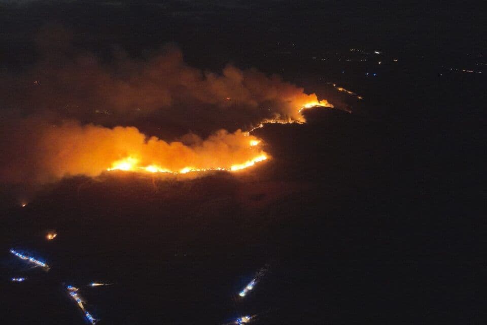Vue aérienne d'un grand incendie de forêt la nuit dans la région de Narbonne, Aude.