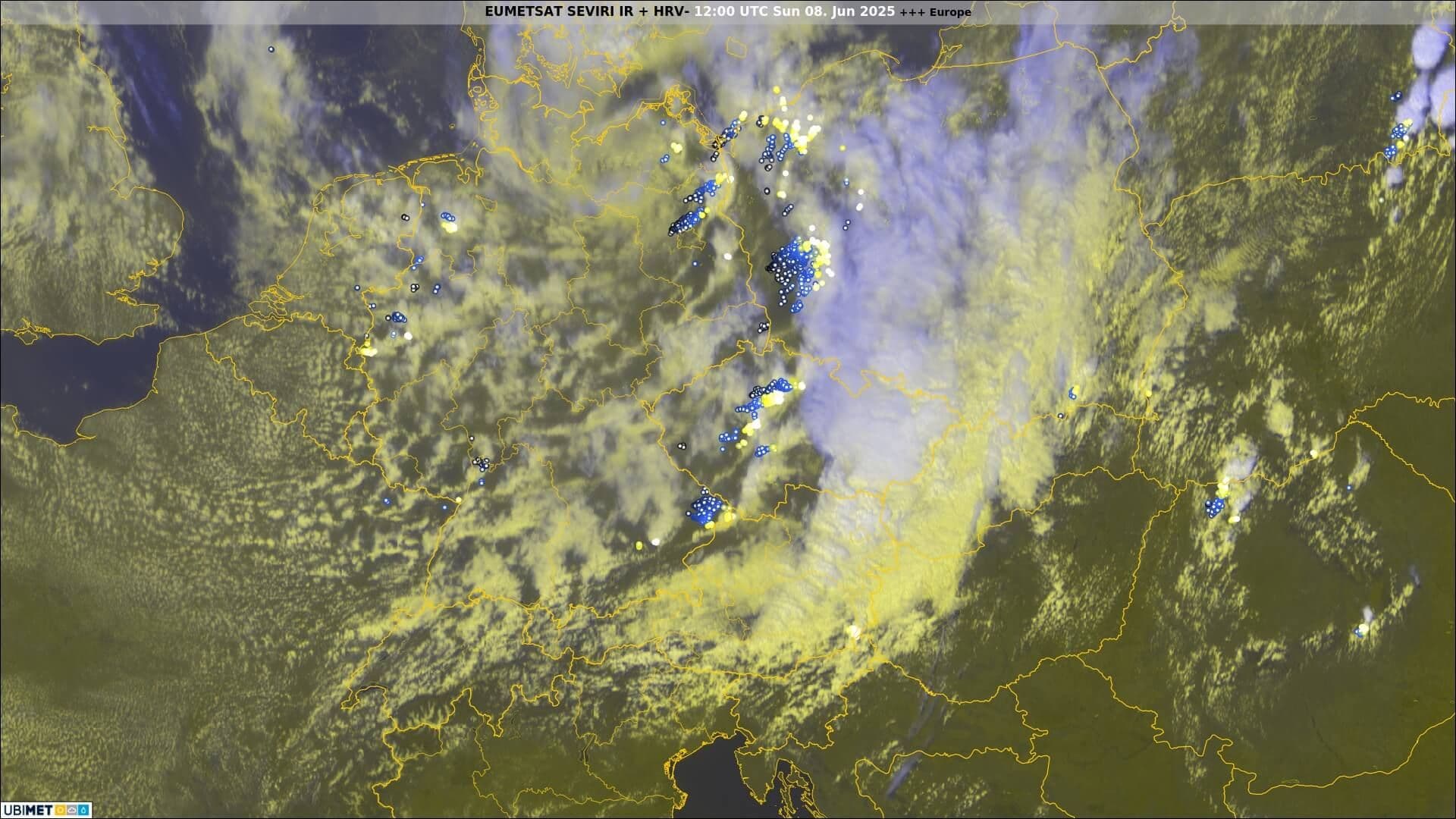 Vue satellite d'un système météorologique complexe, soulignant l'importance de la recherche pour anticiper et bâtir la résilience face aux tempêtes.