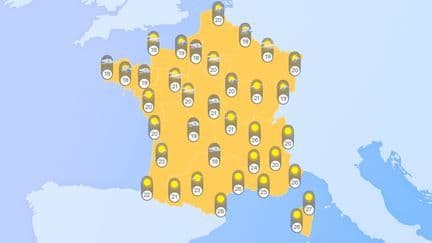 Weather map of France displaying varied summer conditions with sun, clouds, and temperatures across different regions.