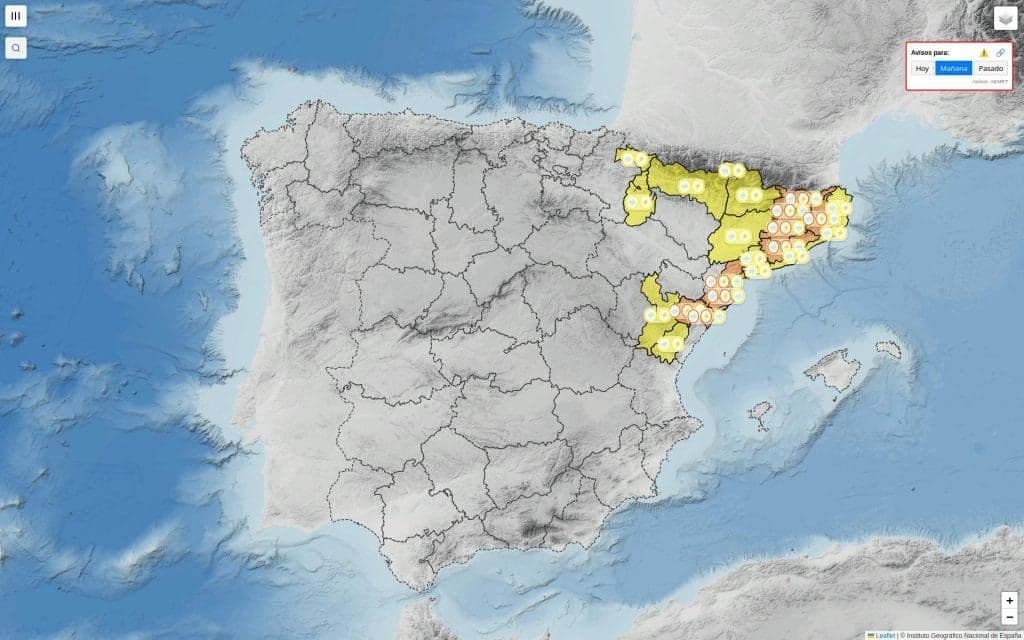 Weather warning map of Spain showing yellow and orange alerts for intense rain along the Mediterranean coast.