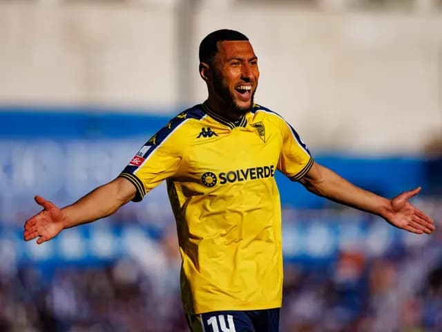 Yanis Begraoui celebrating a goal for Estoril Praia in a football match.