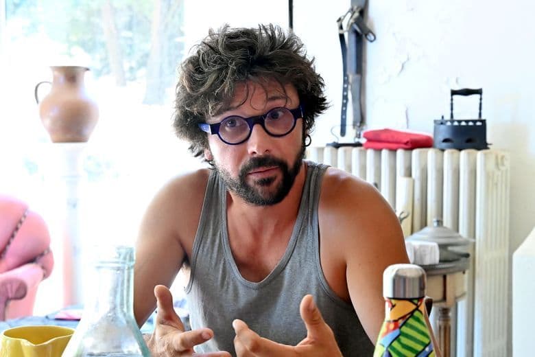 Yann Vetois de la Confédération Paysanne de l'Aude, appelant à des investissements dans la prévention des feux par l'agriculture durable.