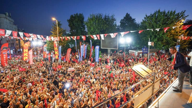 Özgür Özel s'adressant à une foule immense lors d'un rassemblement politique du CHP à Istanbul, symbolisant le défi politique lancé.